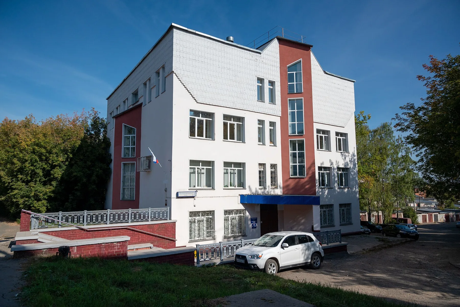Современный учебный корпус № 23 ВятГУ под голубым небом