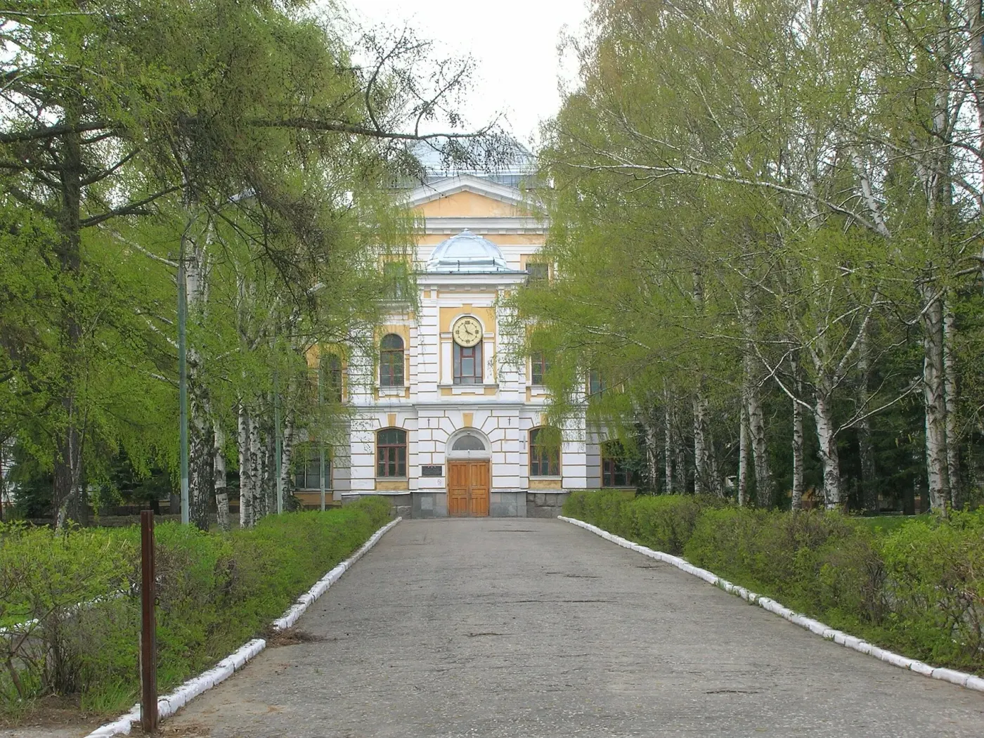 Исторический учебный корпус Пензенского государственного университета среди деревьев