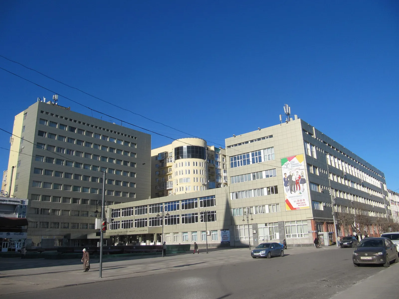 Фасад учебного корпуса Вавиловского университета в центре Саратова