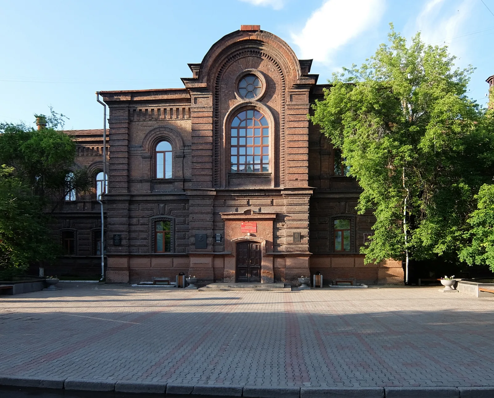 Исторический учебный корпус КГПУ имени В. П. Астафьева при голубом небе