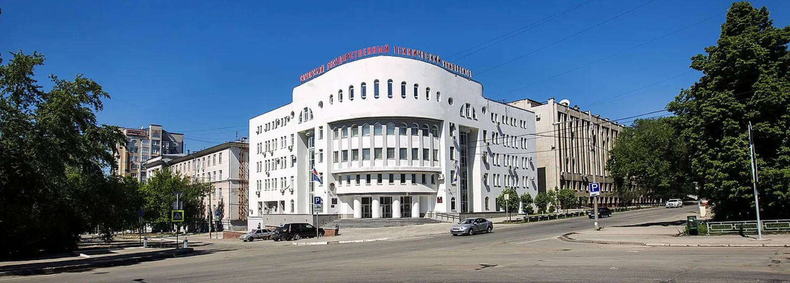 Главный корпус Самарского государственного технического университета в солнечный день под голубым небом
