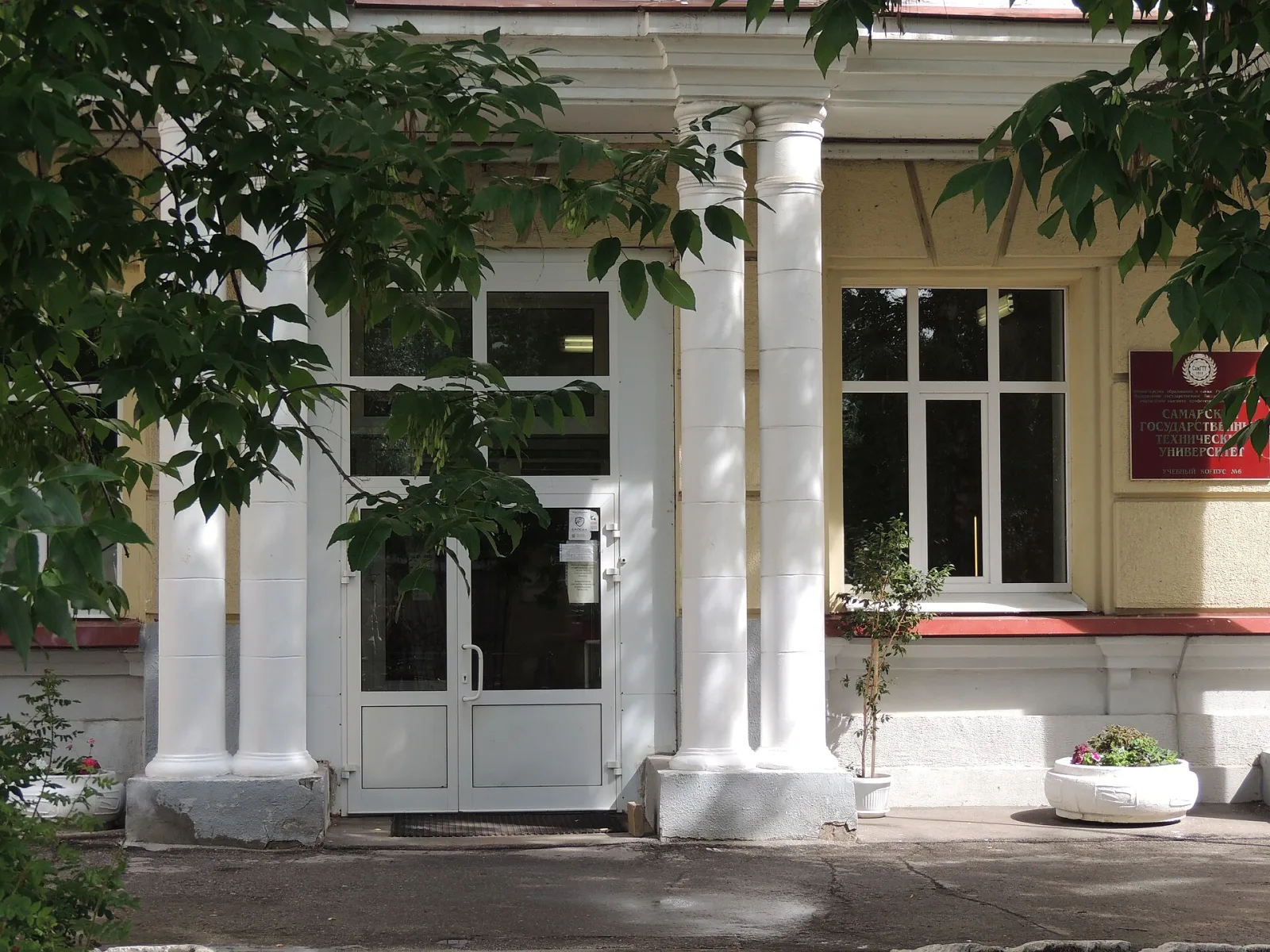 Вход в шестой учебный корпус Самарского политеха в солнечный день