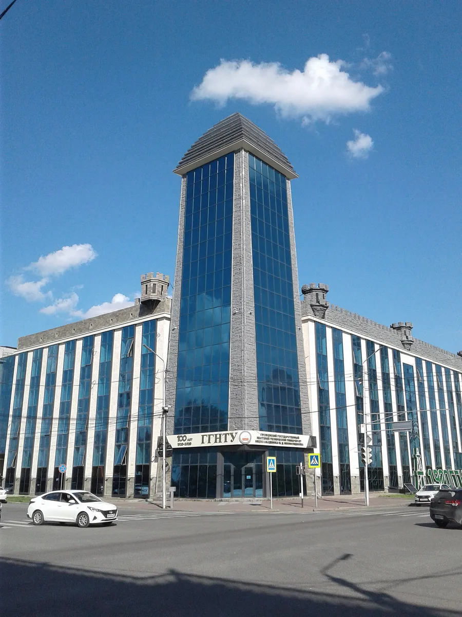 Башня современного учебного комплекса ГГНТУ на фоне голубого неба