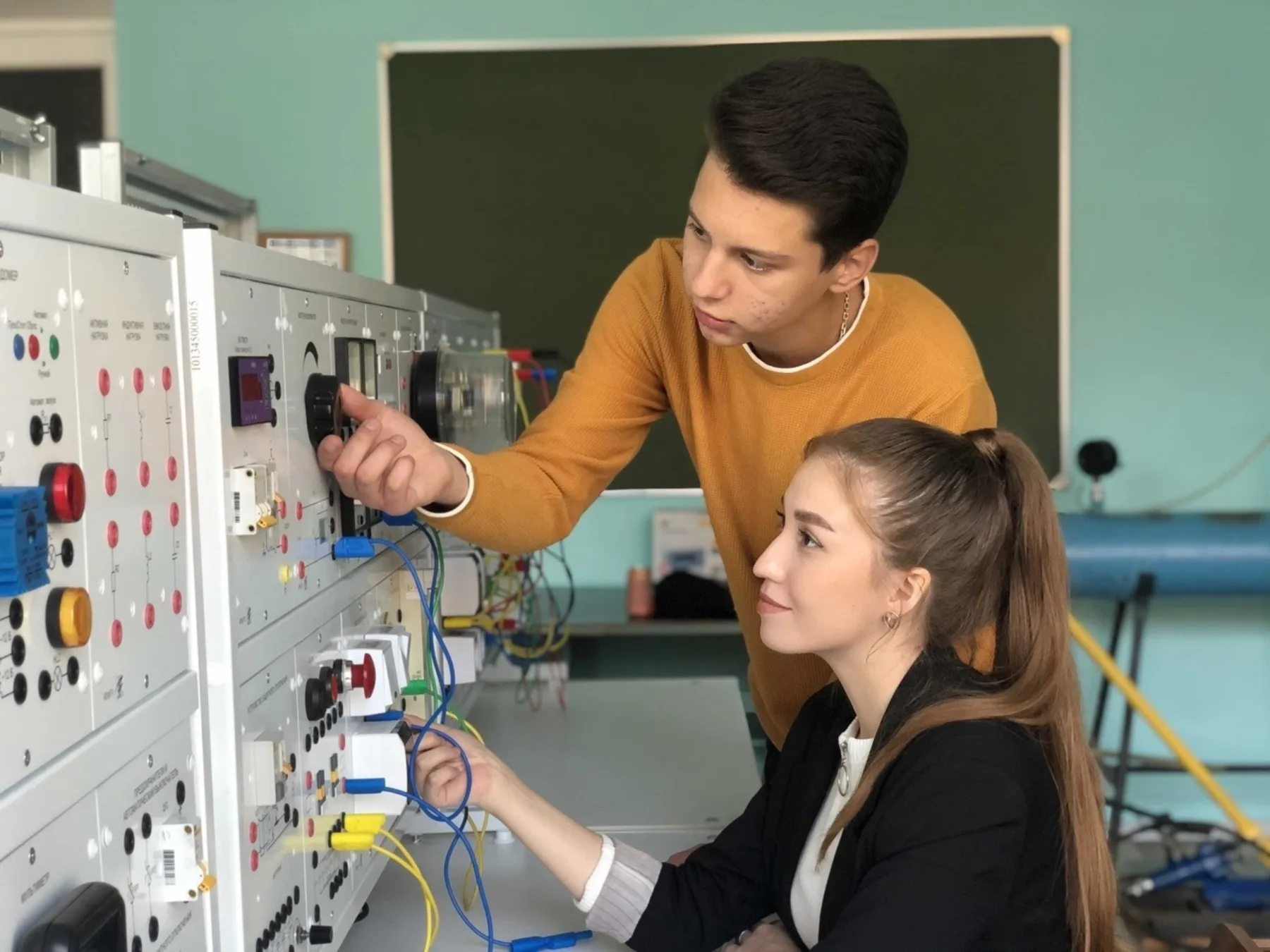 Студенты УГНТУ работают с учебным лабораторным стендом