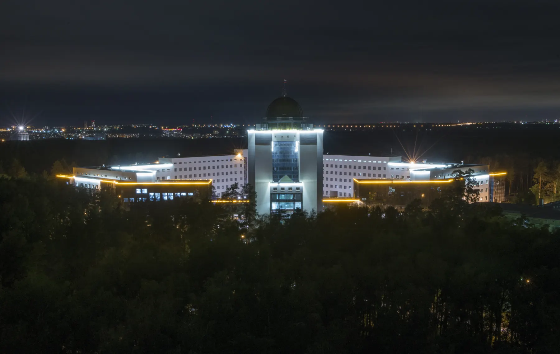 Новый учебный корпус НГУ с ночной архитектурной подсветкой