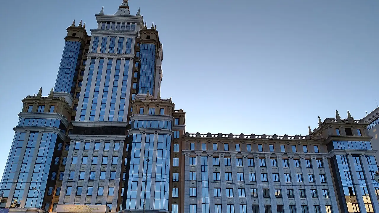Главный корпус МГУ имени Н. П. Огарёва рядом с площадью Тысячелетия