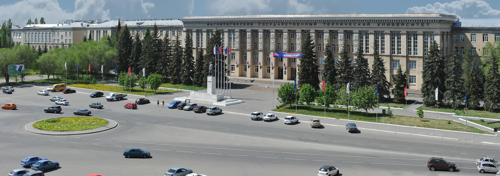 Главный корпус МГТУ имени Г. И. Носова на фоне голубого неба