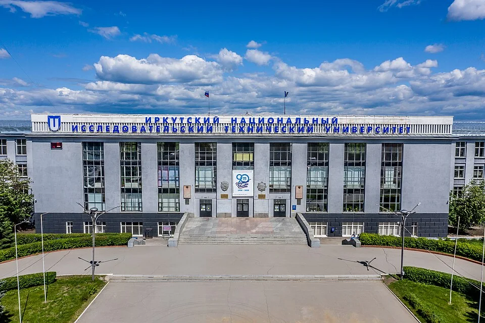Главный корпус Иркутского политеха в солнечный день под насыщенным голубым небом
