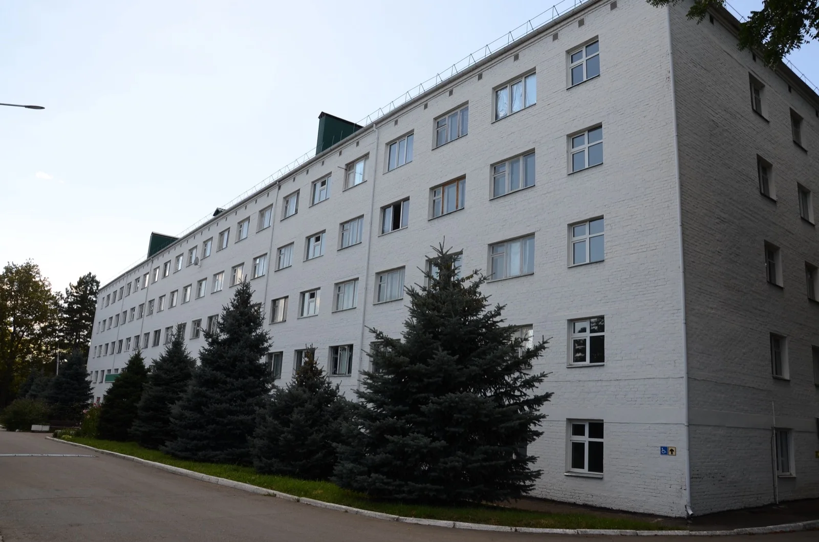 Светлый учебный корпус в зелёном кампусе Кубанского ГАУ