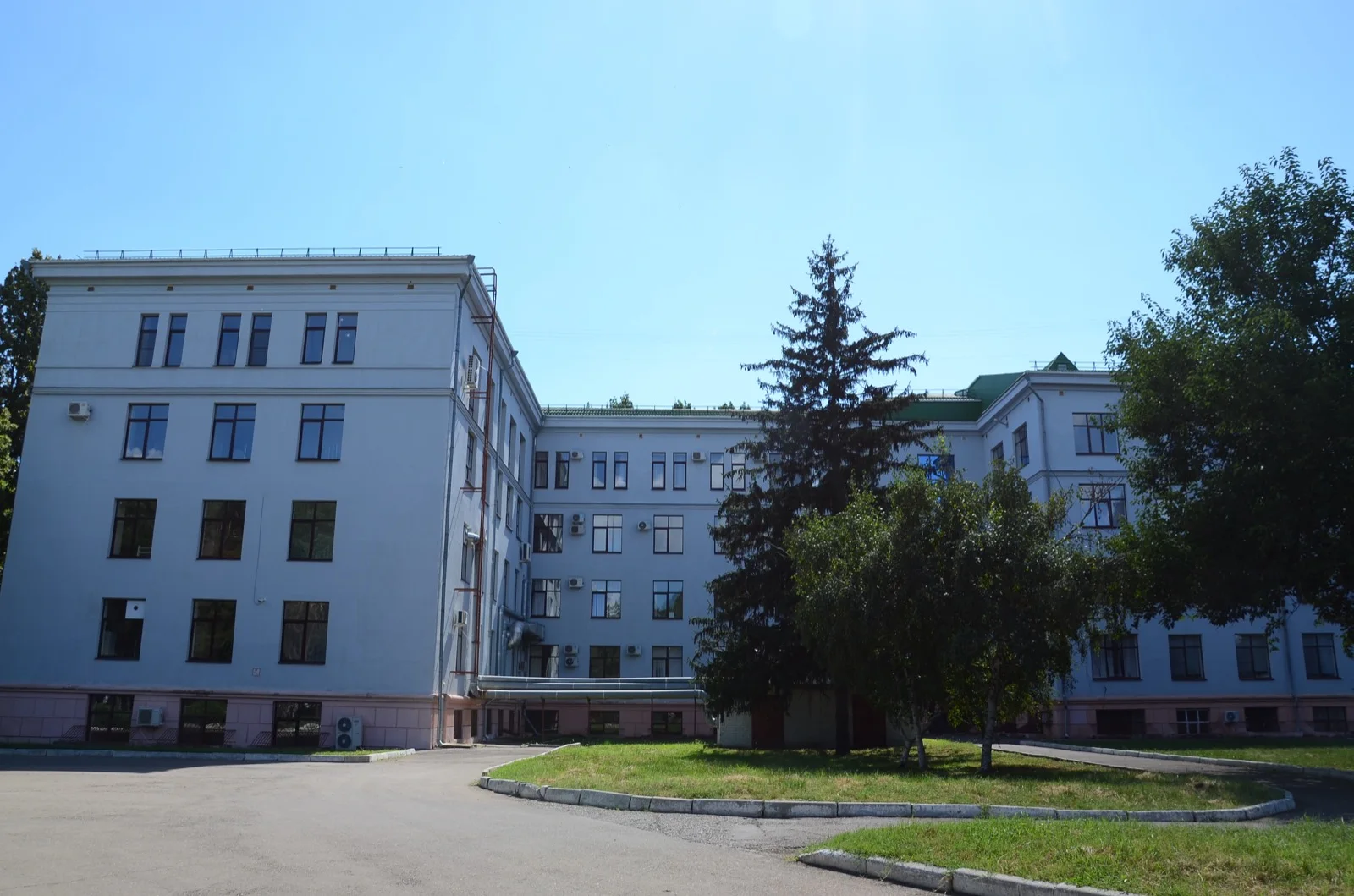 Учебный корпус Кубанского государственного аграрного университета в солнечный день под голубым небом