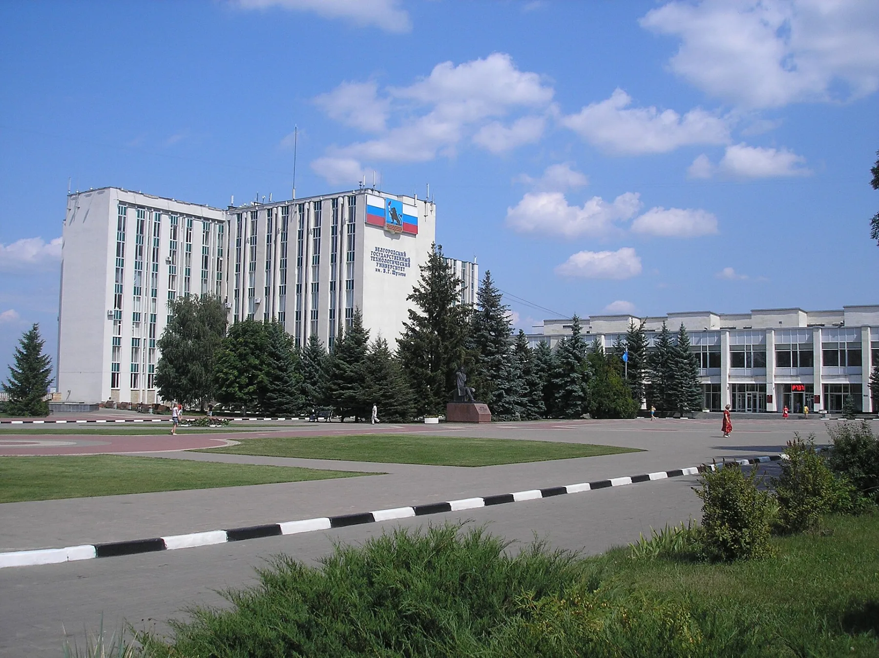 Главный корпус БГТУ имени В. Г. Шухова в солнечный день под голубым небом