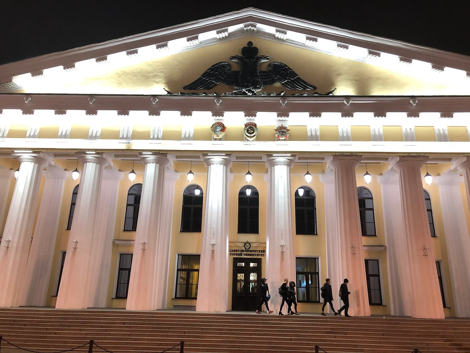 Подсвеченный главный вход Санкт-Петербургского горного университета