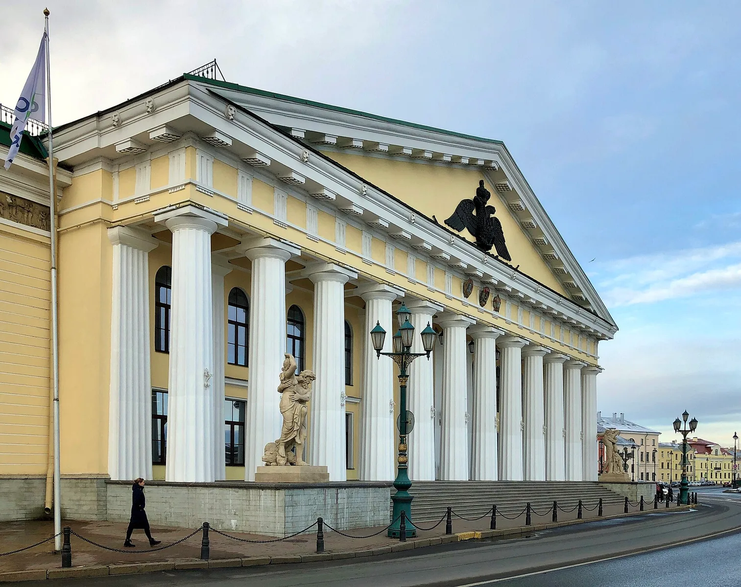 Колоннада исторического здания Санкт-Петербургского горного университета