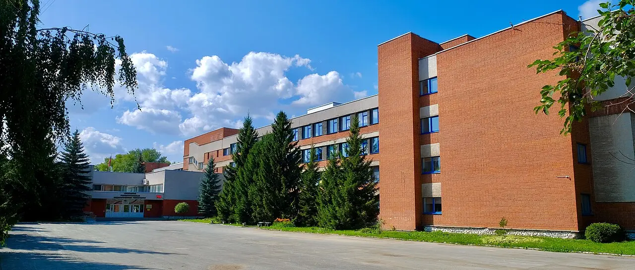 Главный учебный корпус Уральского государственного педагогического университета в солнечный день с голубым небом