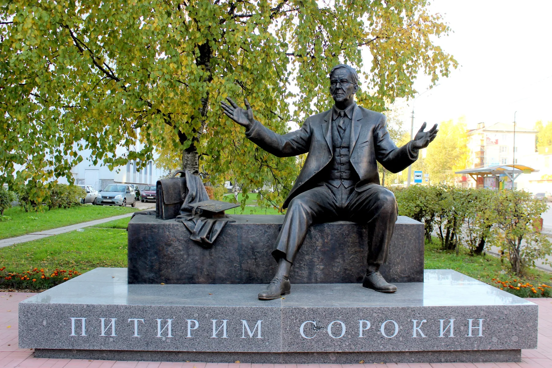 Памятник социологу Питириму Сорокину у университетского корпуса