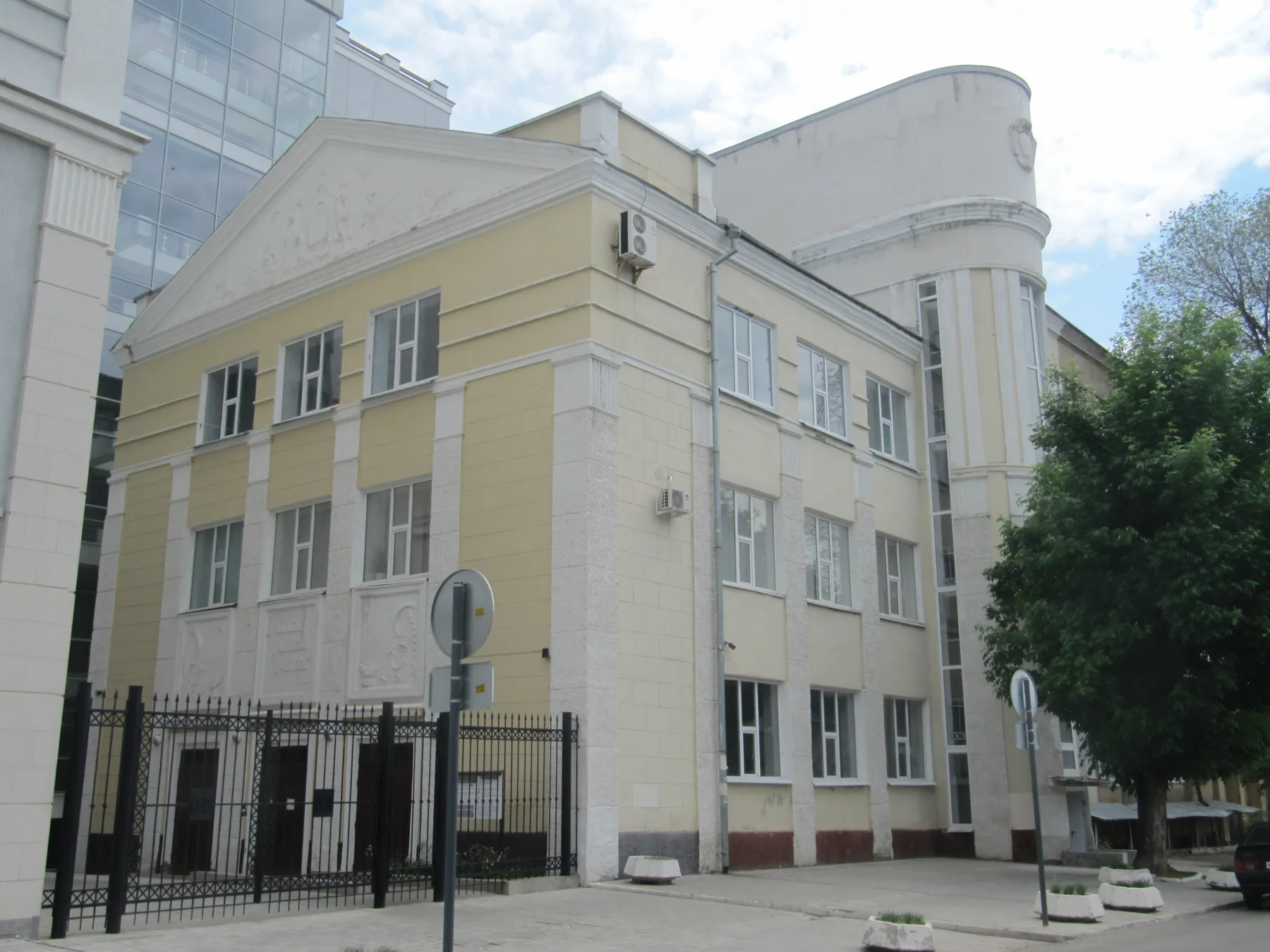 Вид на корпуса СГТУ со стороны улицы Миротворцева в Саратове