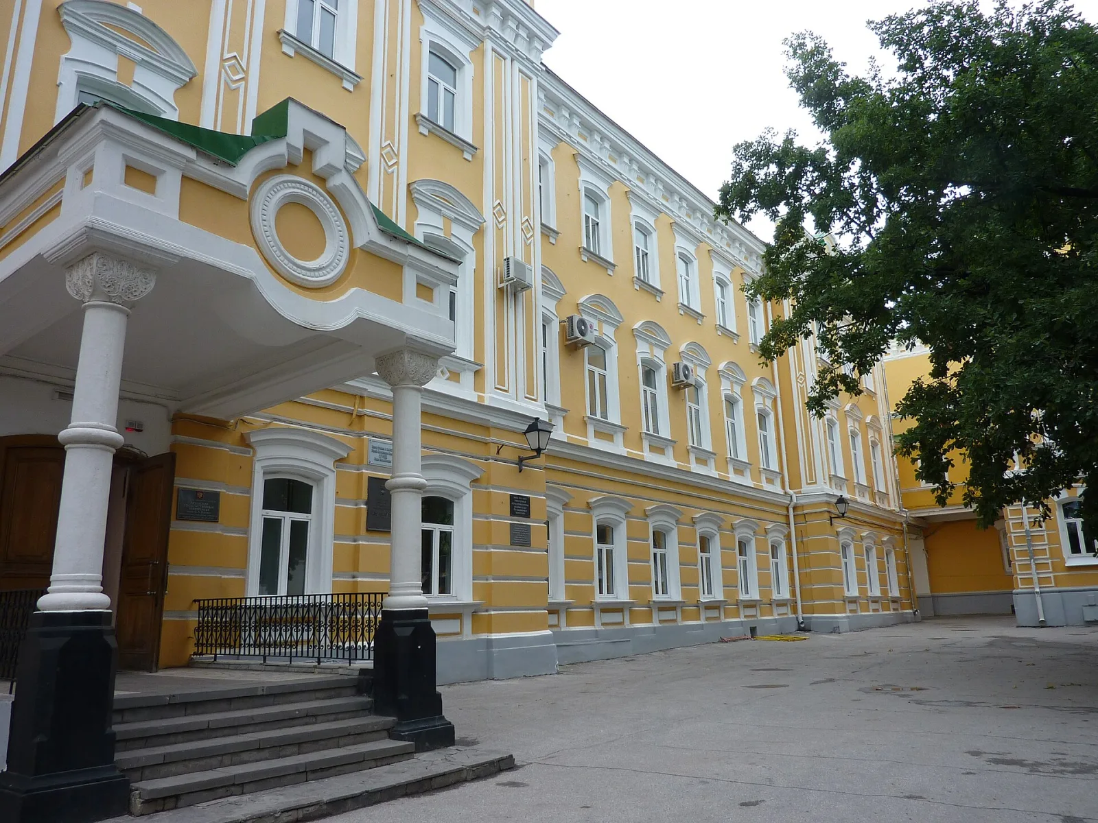 Главный вход Рязанского государственного университета имени С.А. Есенина
