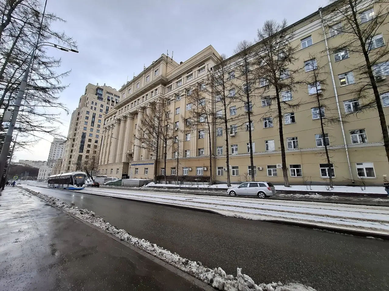 Учебный корпус РУДН на улице Орджоникидзе зимой