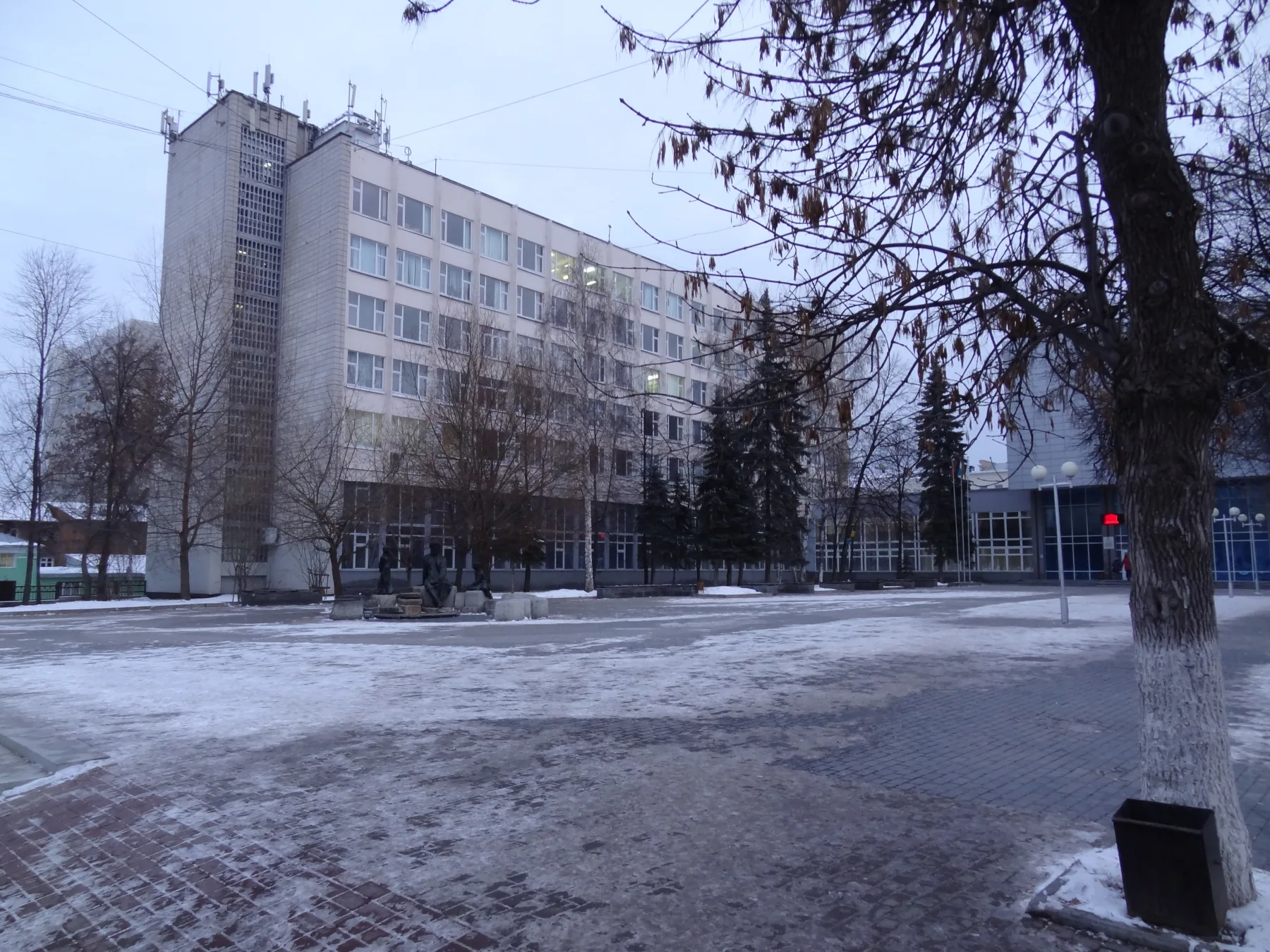 Учебный корпус БГПУ имени М. Акмуллы и территория кампуса зимой