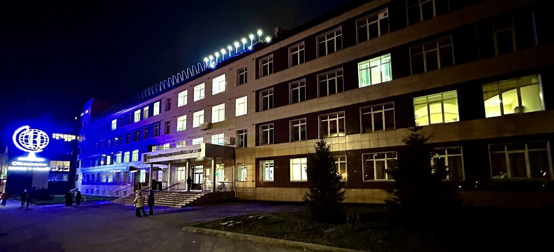 Здание Кемеровского государственного университета и городская среда в вечернее время