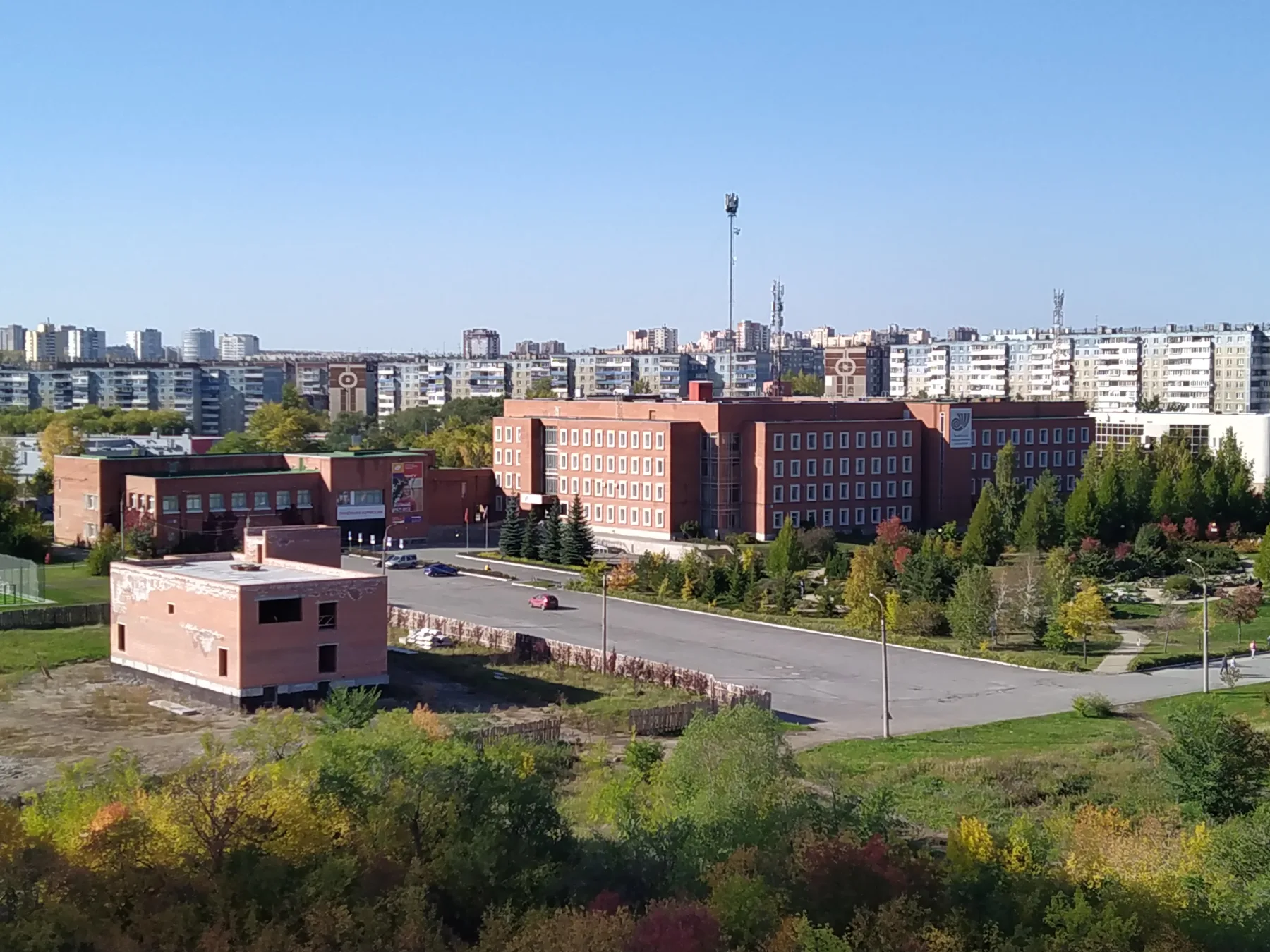 Корпус ЧелГУ и территория университетского кампуса в солнечный день