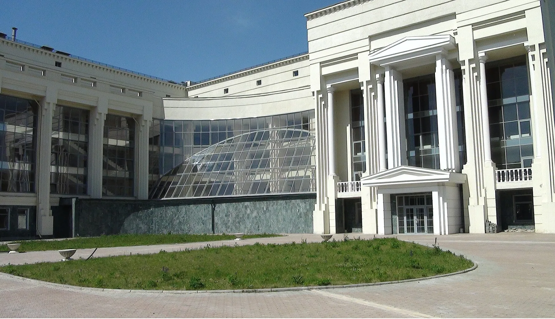 Здание фундаментальной библиотеки ОГУ им. Тургенева в солнечный день под ясным голубым небом