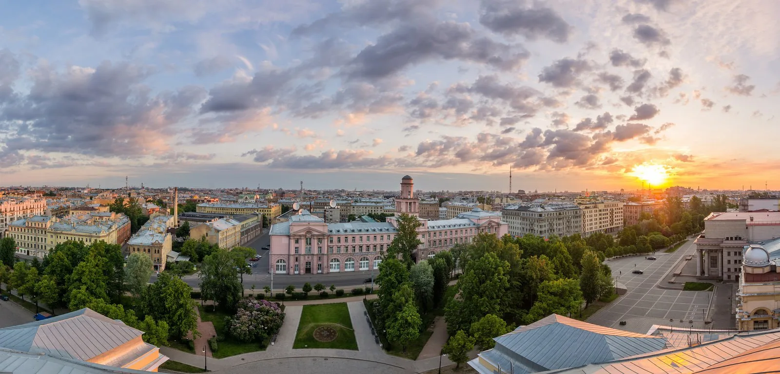 Панорамный вид главного корпуса Университета ИТМО и Петропавловской крепости