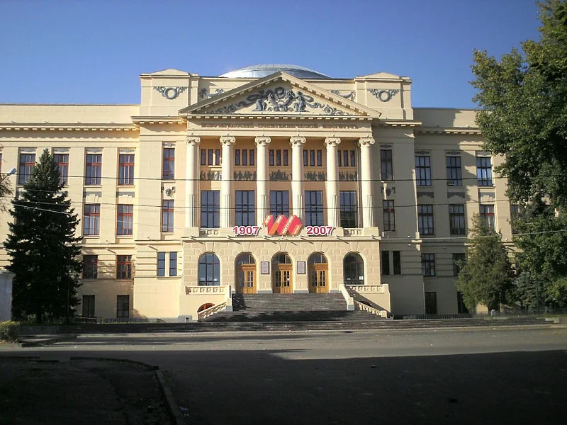 Главный корпус Южно-Российского политехнического университета в солнечный день под голубым небом