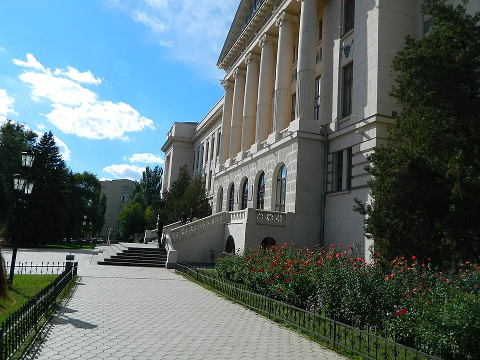 Боковой вид главного корпуса ЮРГПУ НПИ и благоустроенной территории