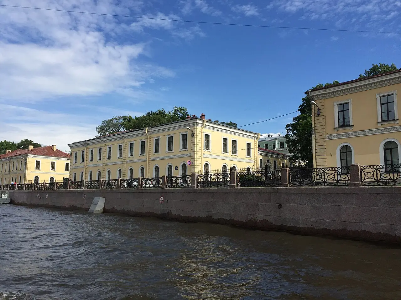 Исторические корпуса РГПУ имени А. И. Герцена у реки Мойки в солнечный день с голубым небом