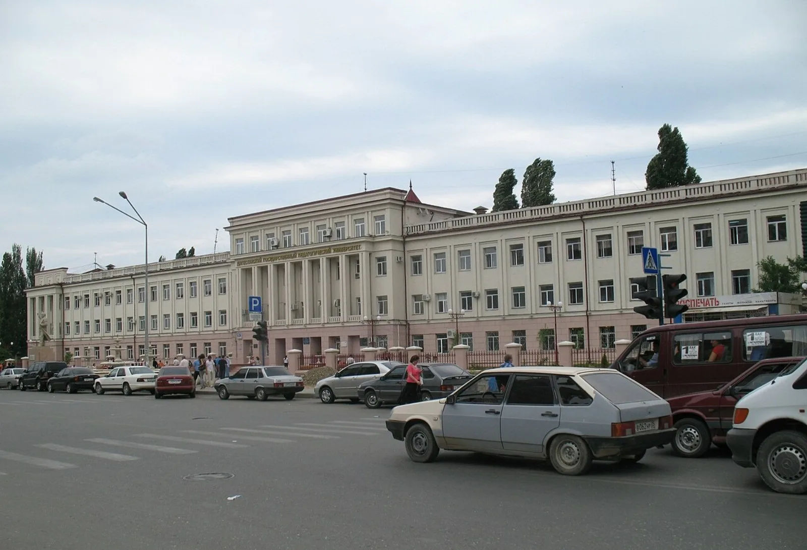Фасад учебного корпуса ДГПУ на улице М. Ярагского