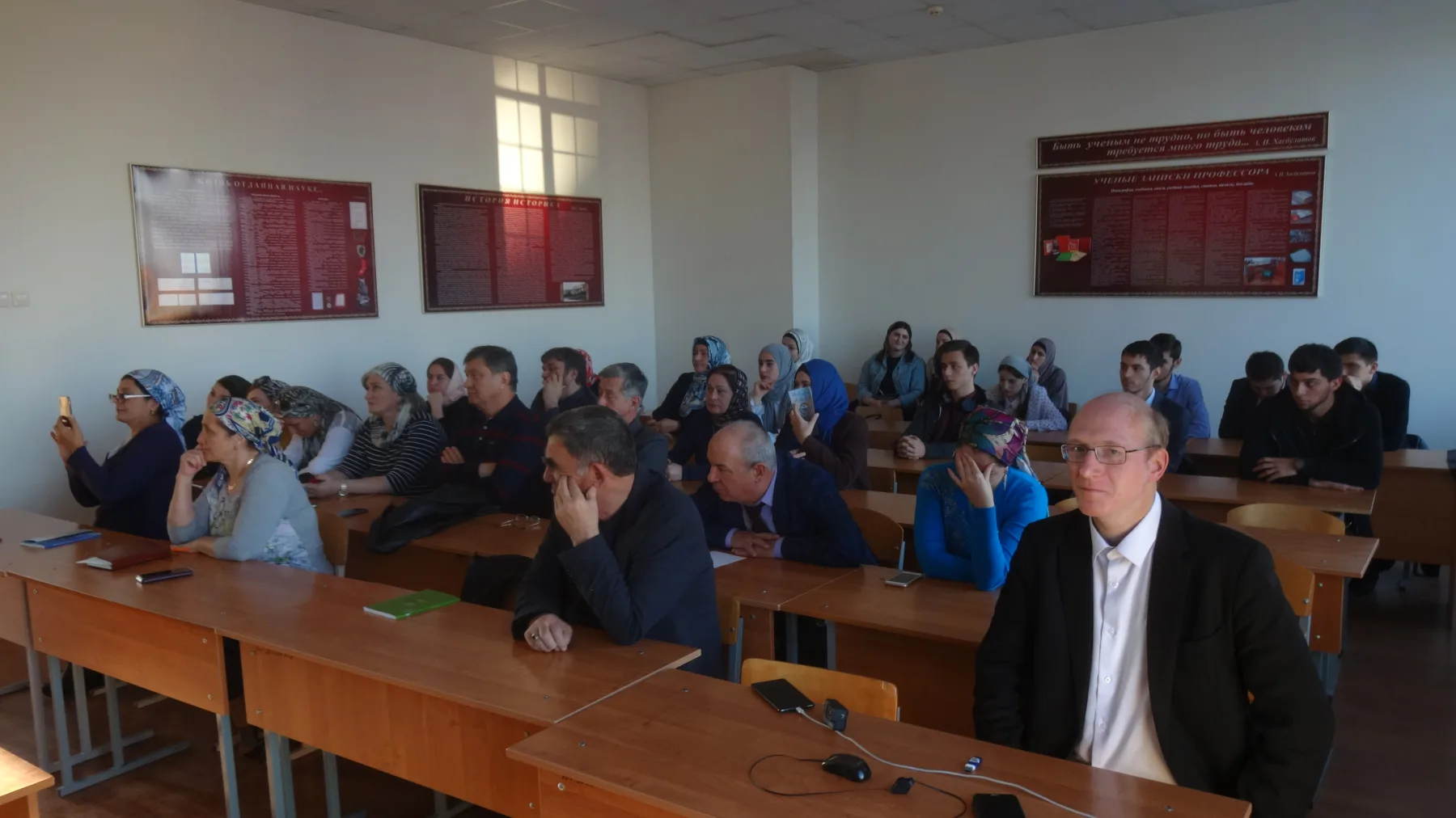 Участники образовательного семинара в аудитории ЧГУ