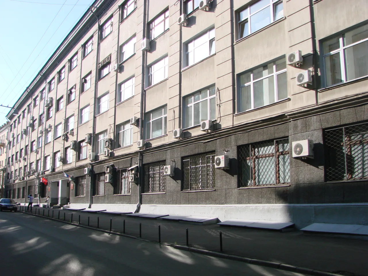Московский учебный корпус НИУ ВШЭ в Большом Трёхсвятительском переулке в солнечный день с голубым небом
