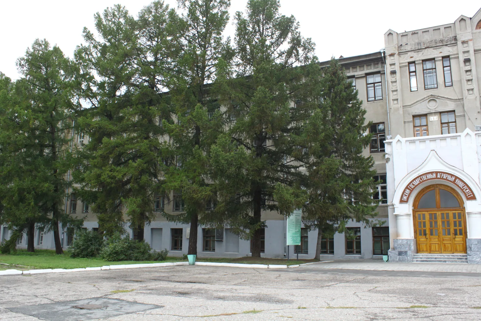 Институтская площадь в университетском городке ОмГАУ