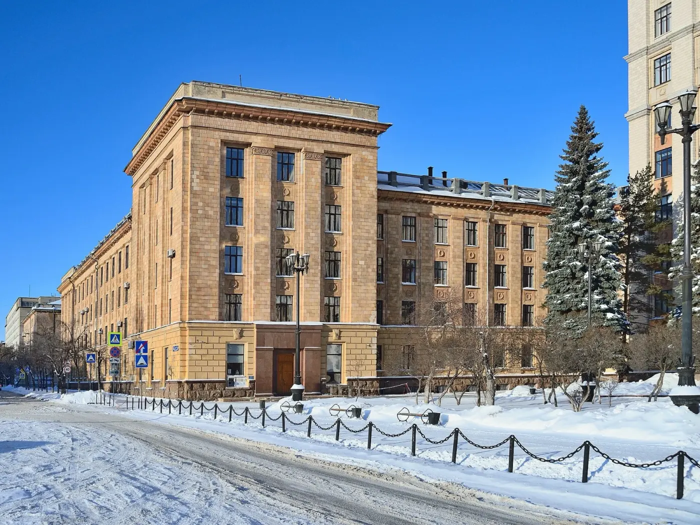 Западное крыло главного корпуса ЮУрГУ при ясной погоде