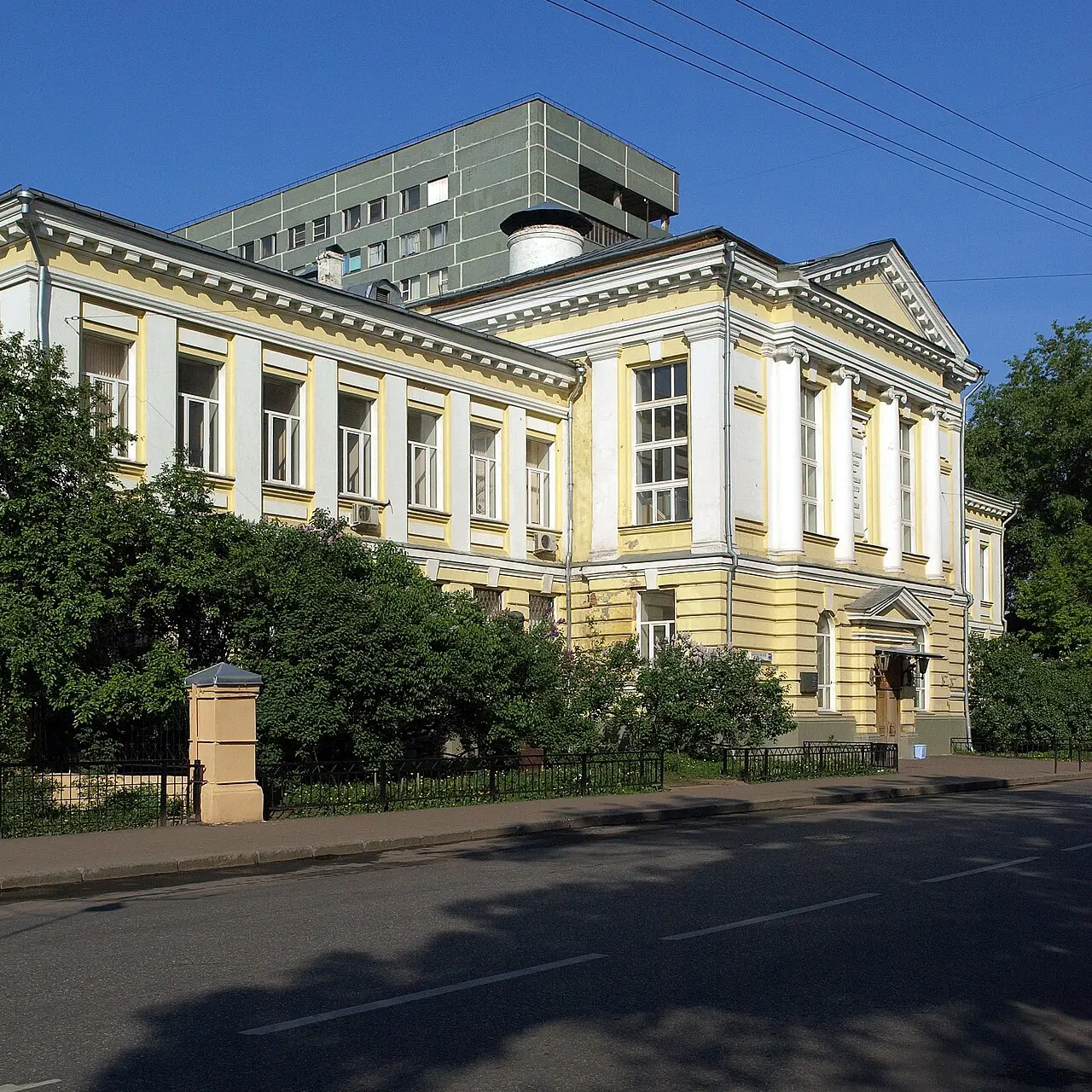 Исторический университетский корпус в Абрикосовском переулке в солнечный день