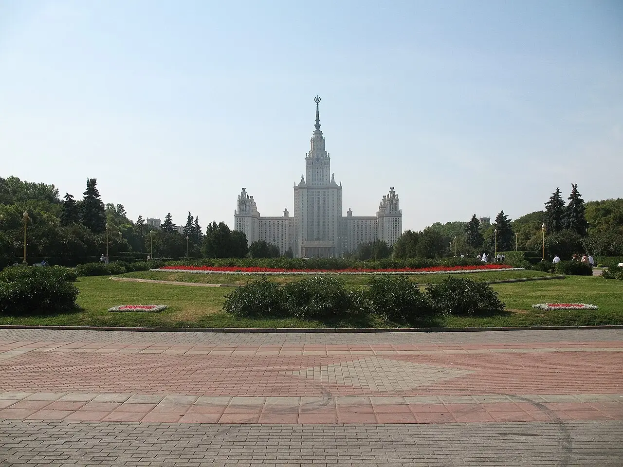 Панорамный вид главного здания МГУ и территории кампуса на Воробьёвых горах