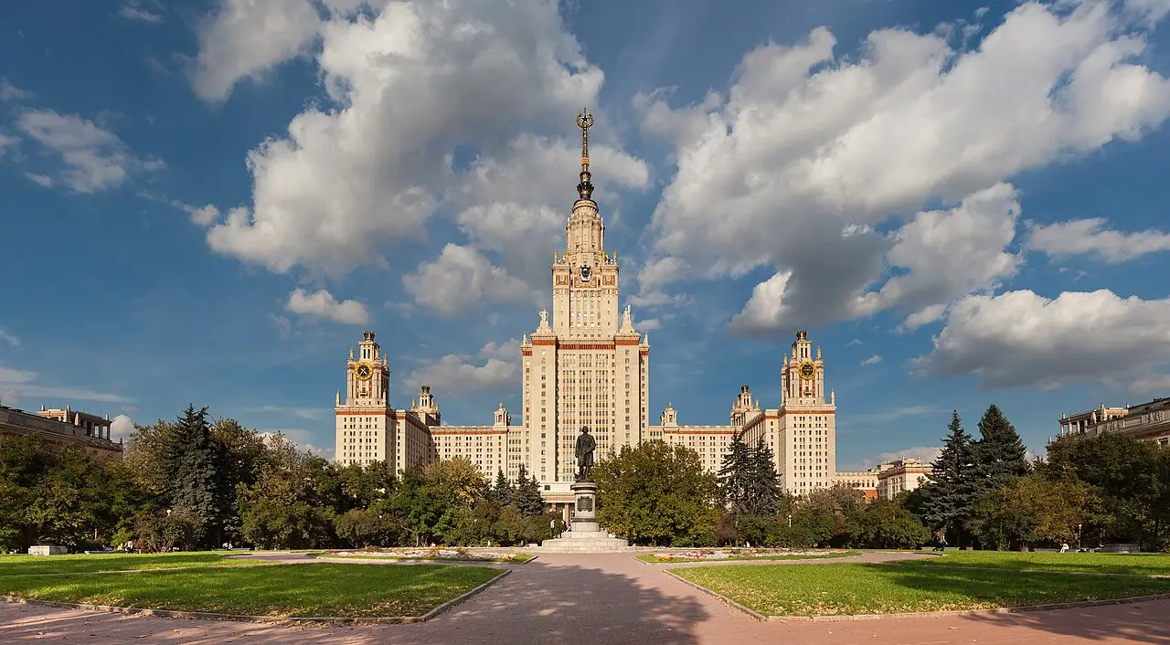 Главное здание Московского государственного университета на фоне голубого неба