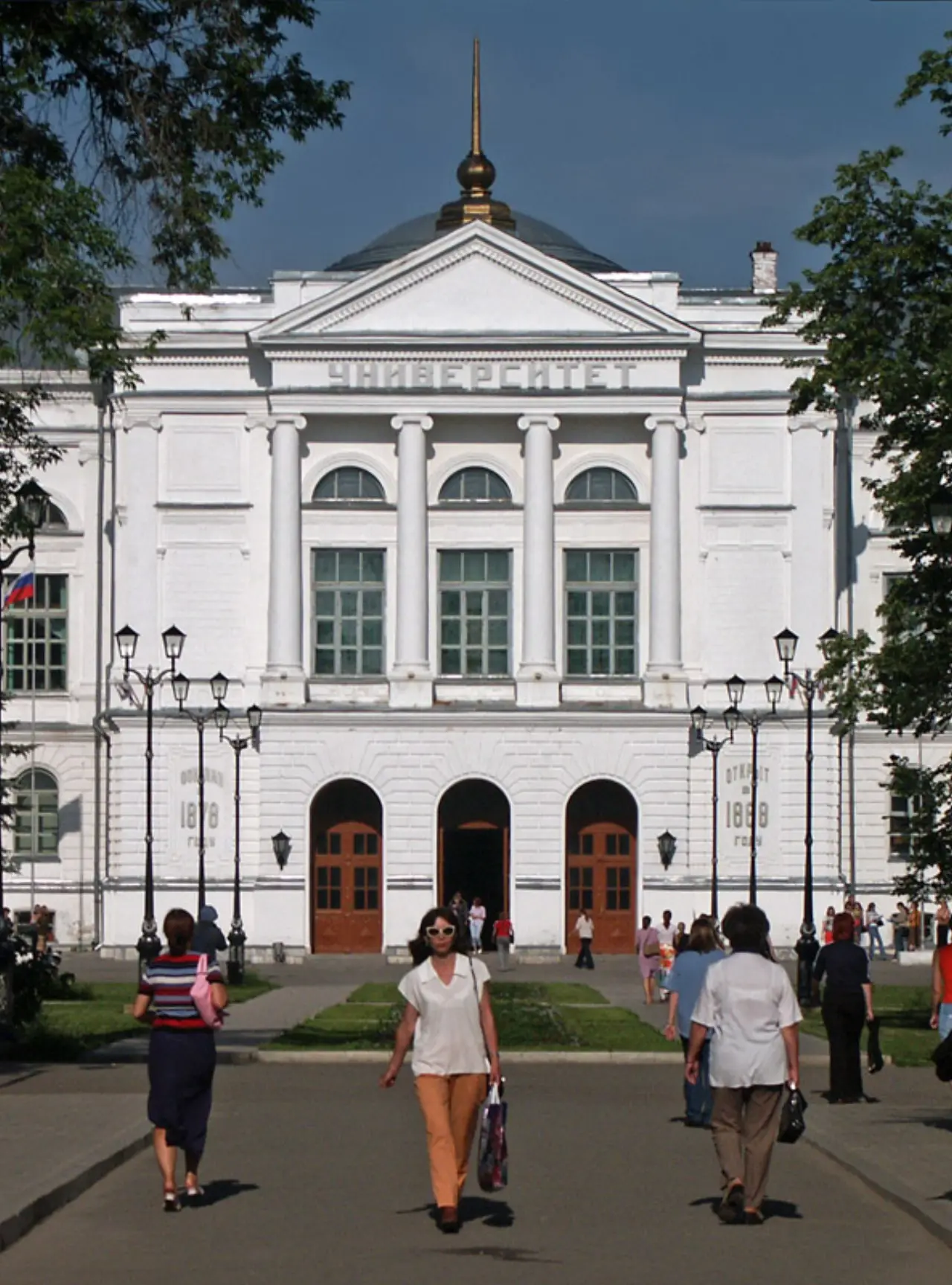 Главный корпус Томского государственного университета в летний день