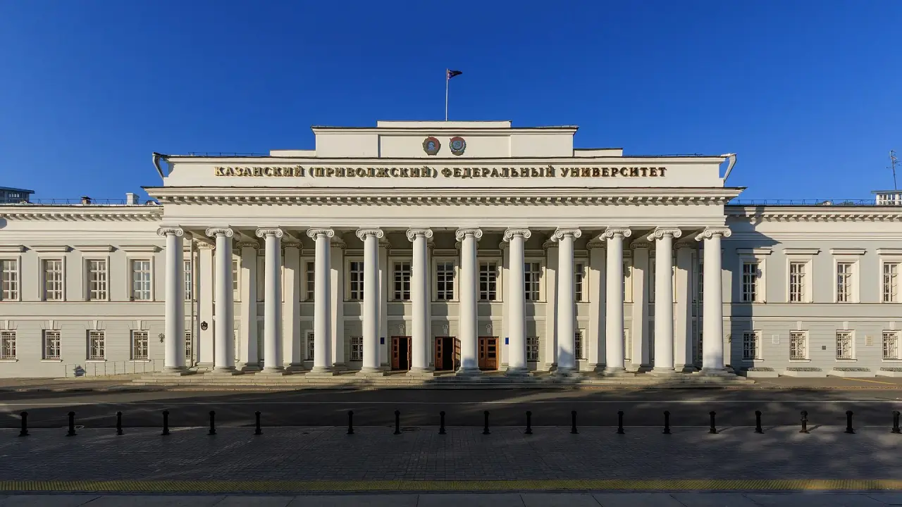 Главное здание Казанского федерального университета в солнечный день на фоне синего неба