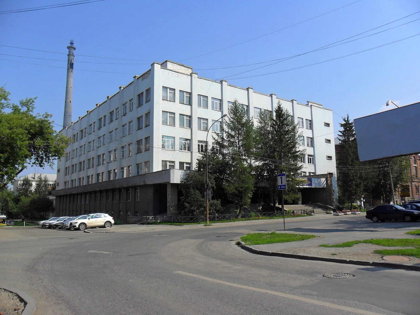 Учебное здание Уральского государственного горного университета при ясном небе
