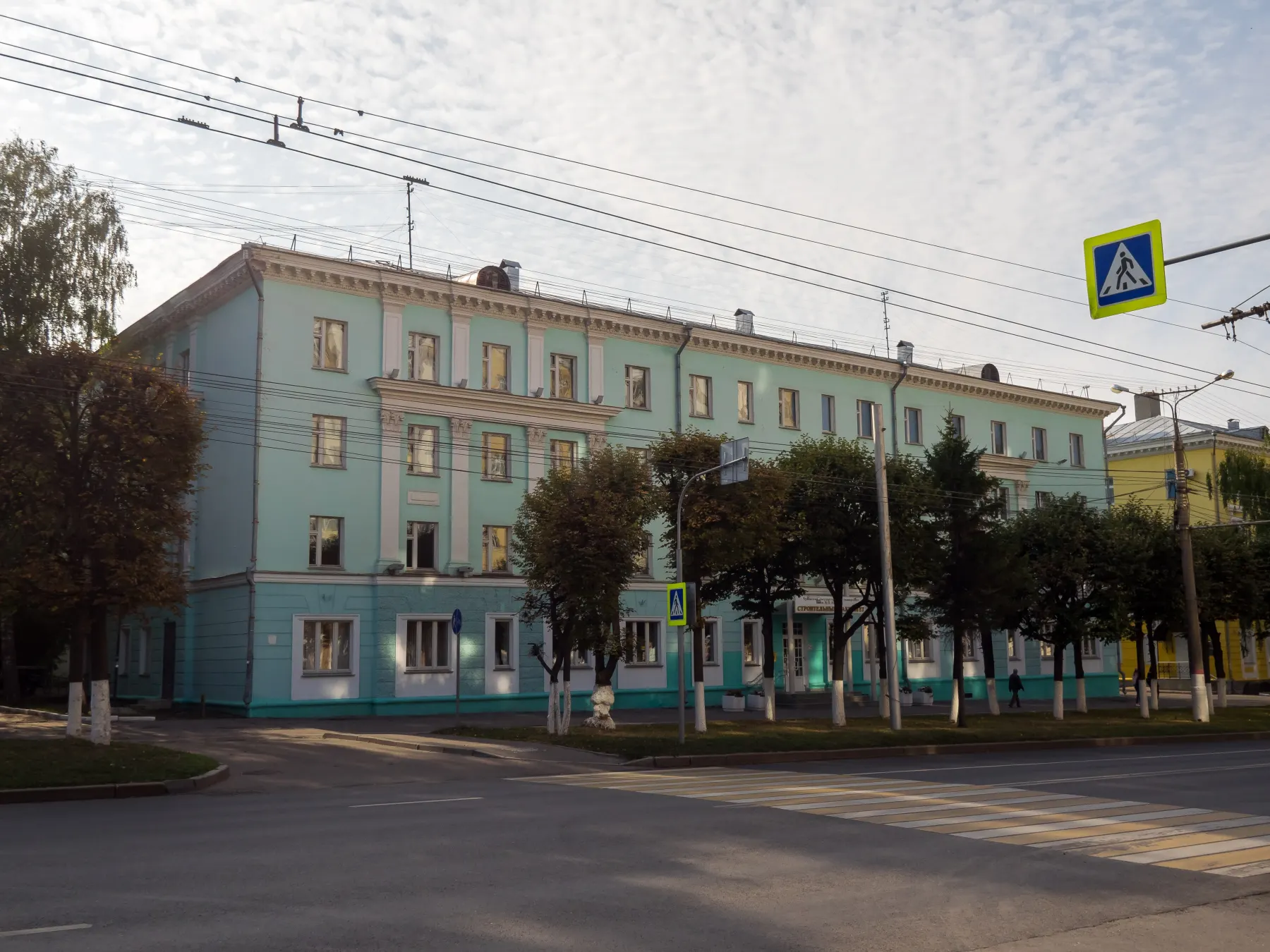 Учебный корпус Чувашского государственного университета на городской улице