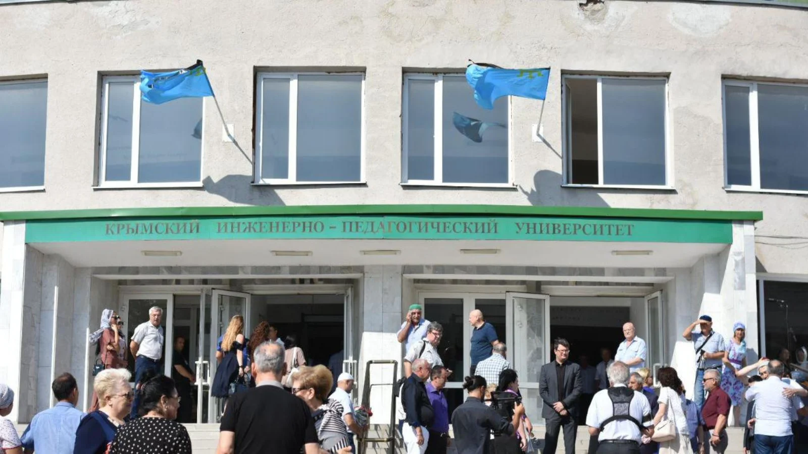 Главный вход Крымского инженерно-педагогического университета в солнечный день
