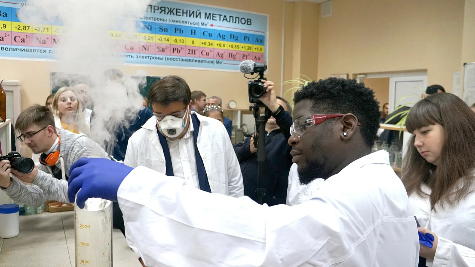 Студенты проводят эксперимент в лаборатории Державинского университета