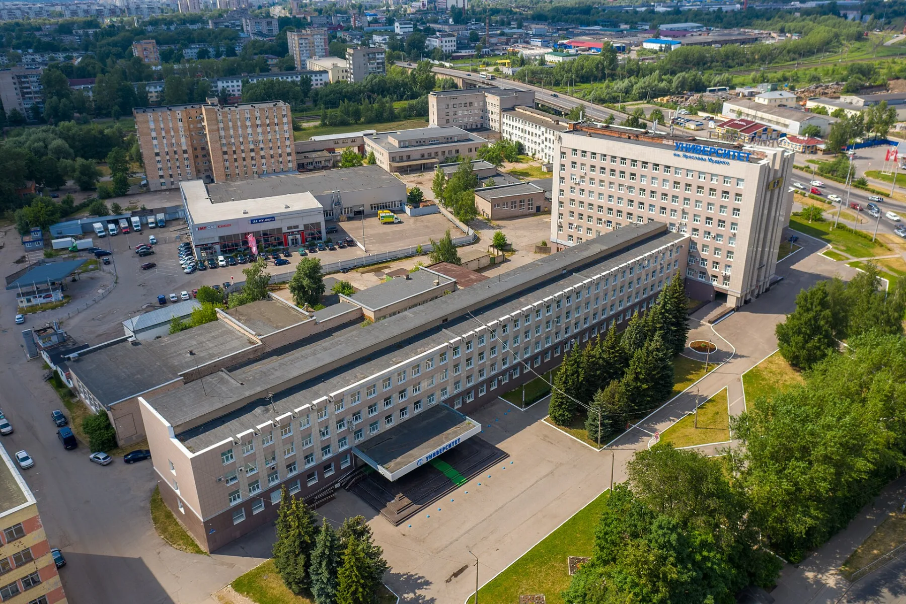 Главный учебный комплекс Новгородского государственного университета в солнечный день