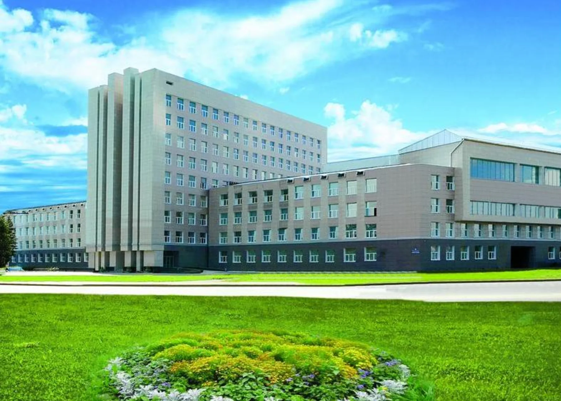Высотный учебный корпус Новгородского государственного университета и прилегающий кампус