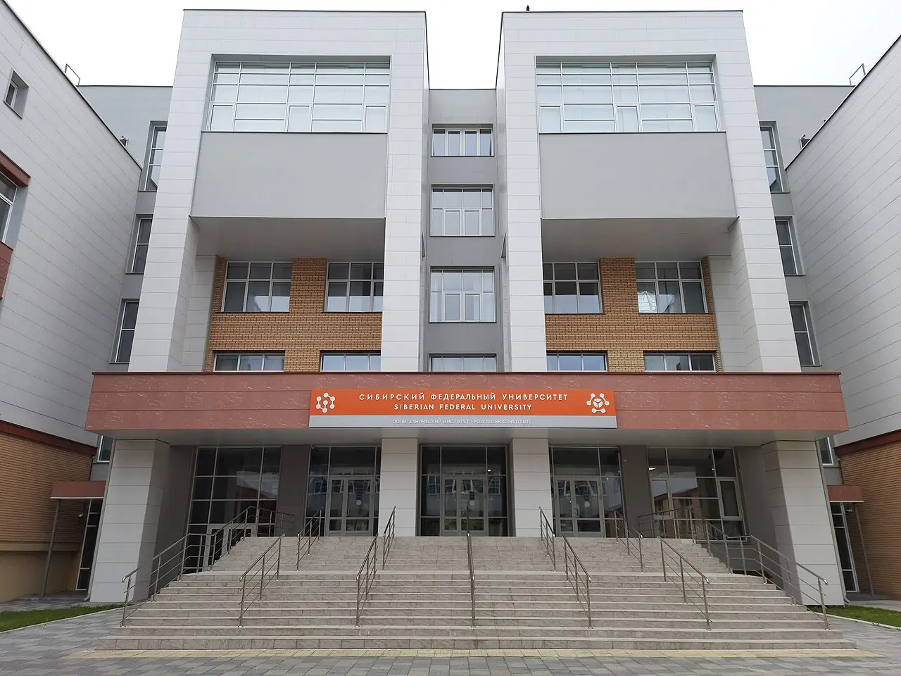 Современные здания студенческого городка Сибирского федерального университета