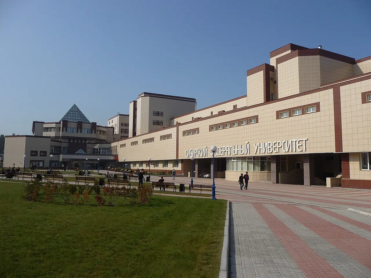 Главный учебный комплекс Сибирского федерального университета в солнечный день на фоне голубого неба