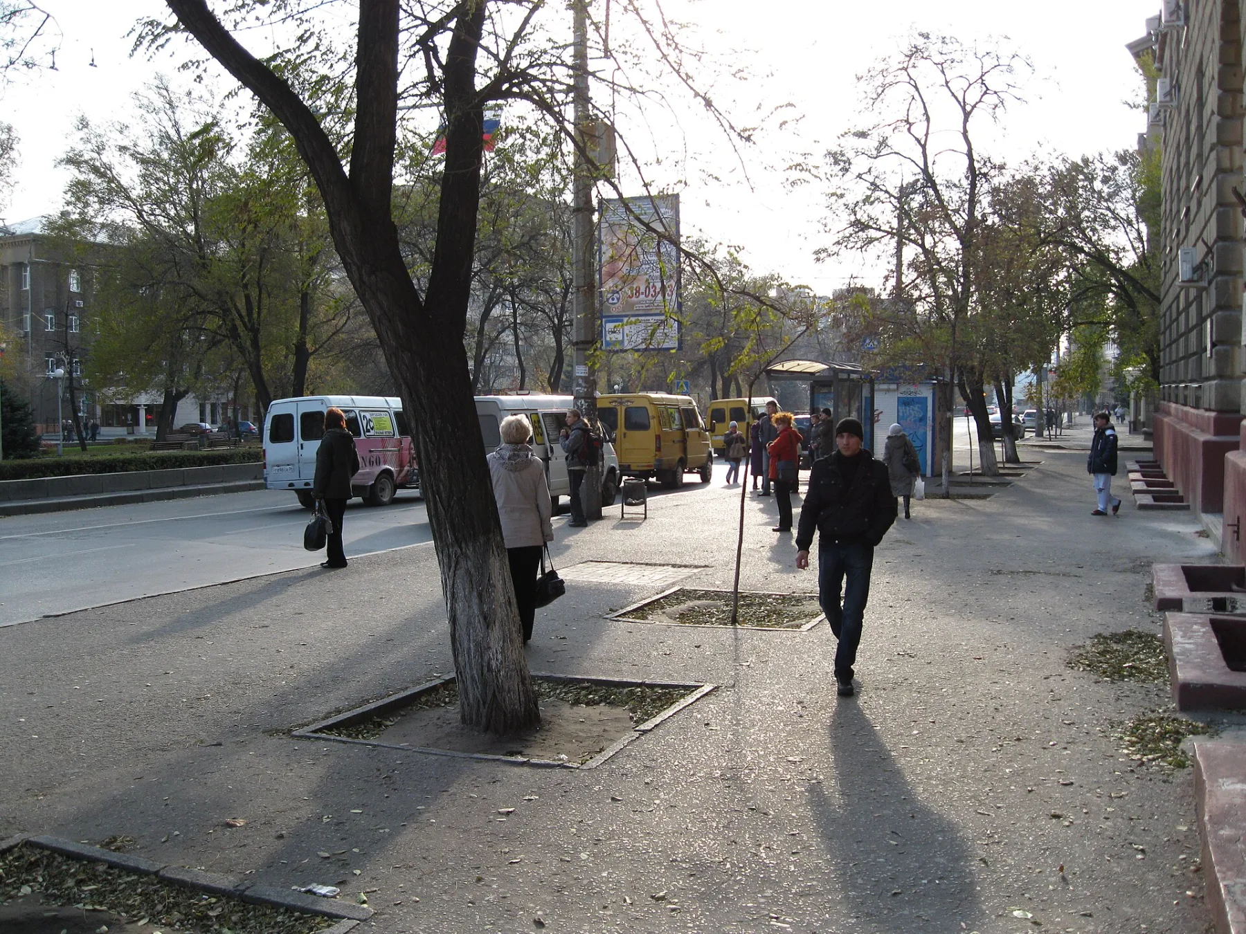Городская среда рядом с главным корпусом Волгоградского государственного медицинского университета