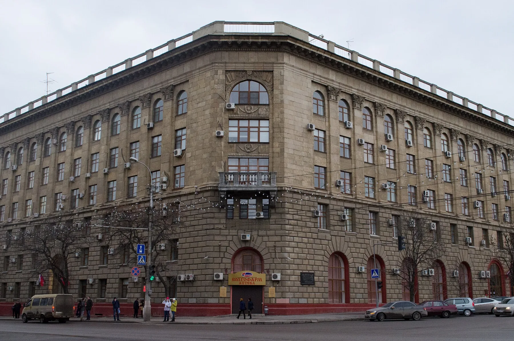 Главный корпус Волгоградского государственного медицинского университета на площади Павших Борцов